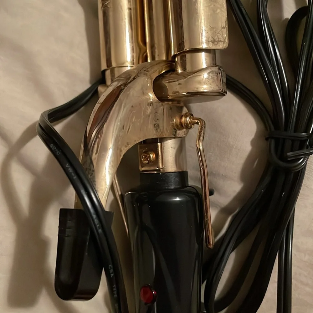 VIDAL SASSOON GOLD SERIES HAIR WAVERS/High & Low heat settings. Heats to 210 VNT